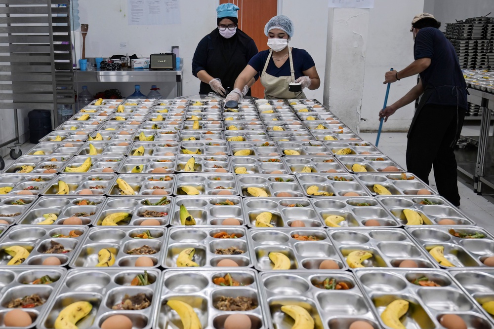Personnel from one of the nutrition service units preparing meals for elementary and middle school students in Jakarta (AFP/Getty)