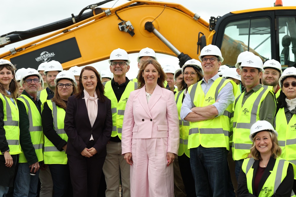 Rachel Reeves poses for a group photo with workers during a visit to the site of the Universal theme park in Bedford (Chris Radburn/PA Wire)