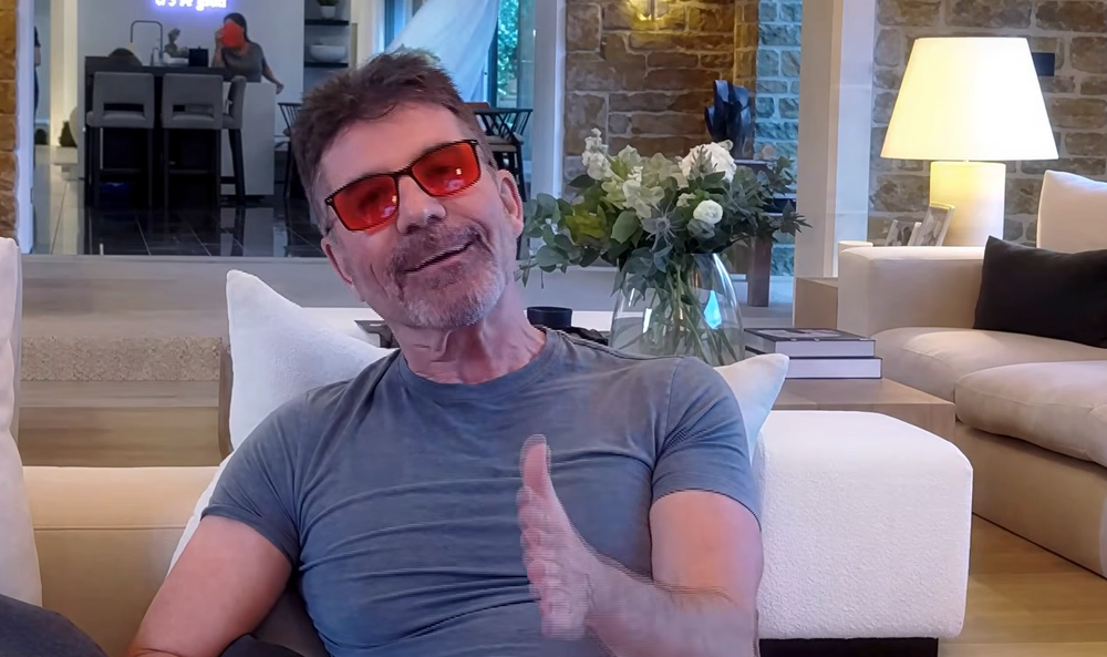 Simon Cowell speaking on 'Extra' (Extra)