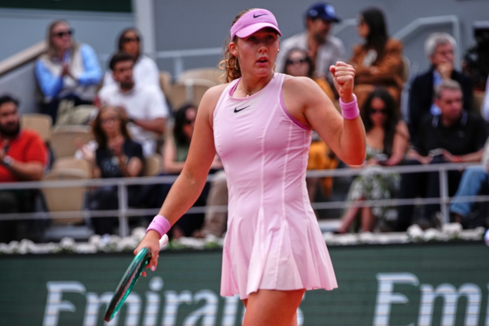 Andreeva powered to the first set in 33 minutes (AP)