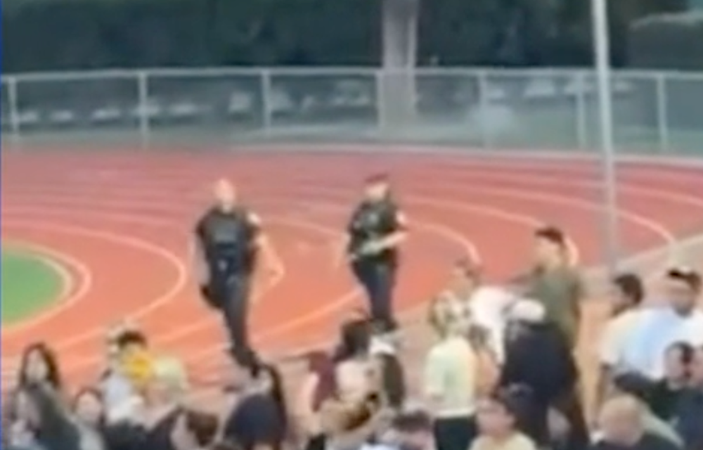 Two police officers rushed onto the field to separate the fighting students (Enrique Vega)