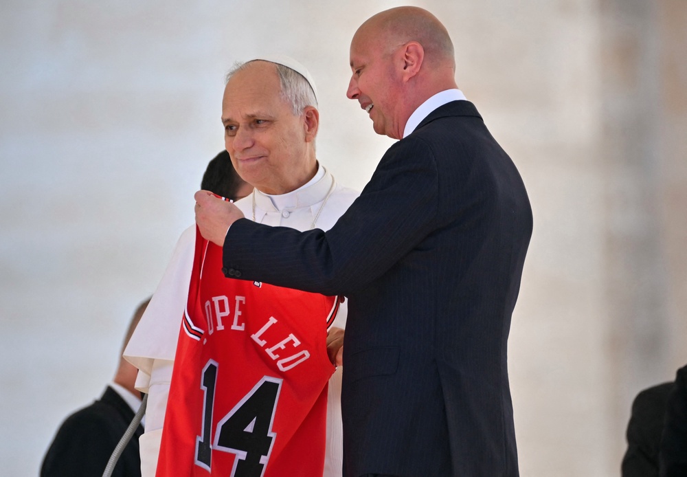 Pope Leo XIV has also received a Chicago Red Bull jersey bearing the number 14 (Filippo Monteforte / AFP via Getty Images)