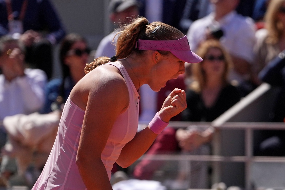 Mirra Andreeva takes the first set (AP)