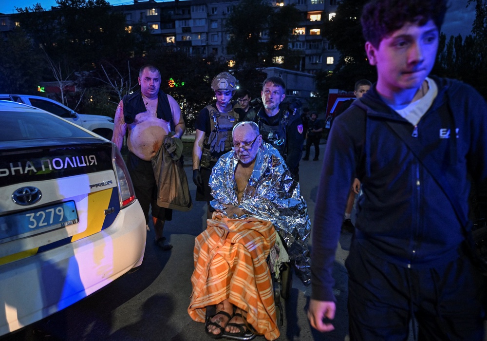 Medical workers and volunteers evacuate wounded residents from the site of an apartment building destroyed by a Russian drone strike, amid Russia's attack on Ukraine, in Zaporizhzhia, Ukraine, 4 June 2026 (Reuters)
