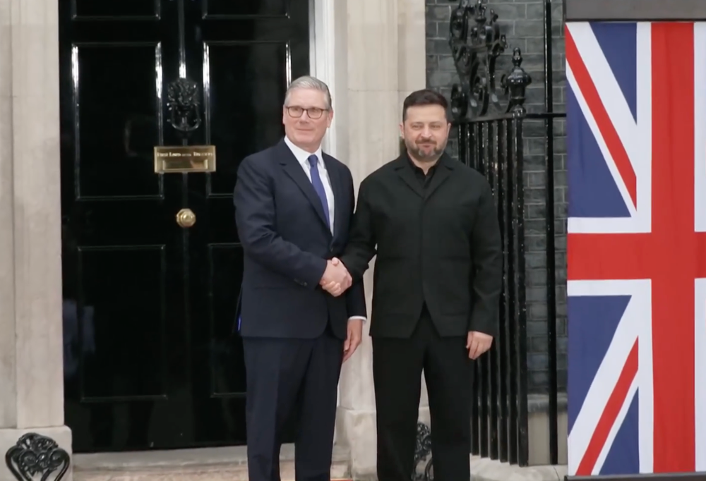 Starmer greets Zelensky at the door (The Independent)