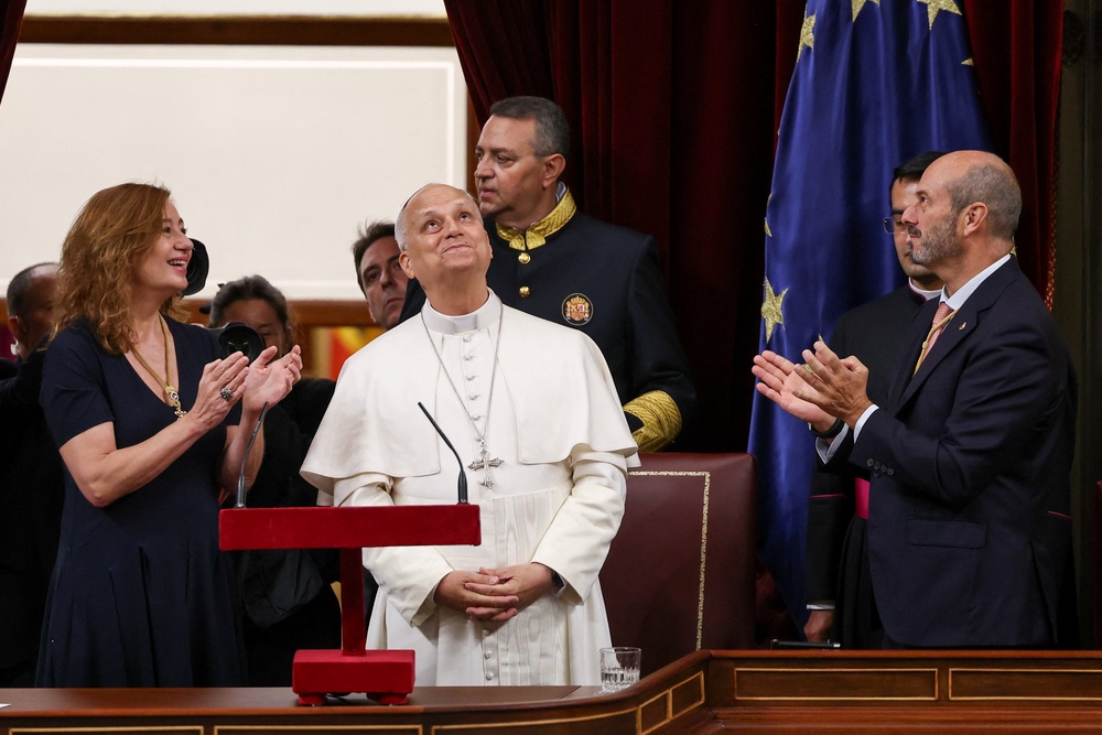 Francina Armengol, President of the Congress of Deputies of Spain and Pedro Rollan, President of the Senate, applaud as Pope Leo XIV looks up, during his visit at the Spanish Parliament (Reuters)