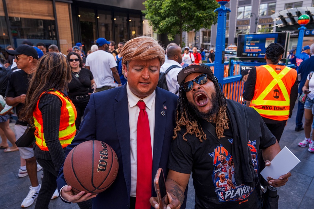 An impersonator of President Donald Trump poses with a Knicks fan outside of Madison Square Garden on Monday (Getty Images)