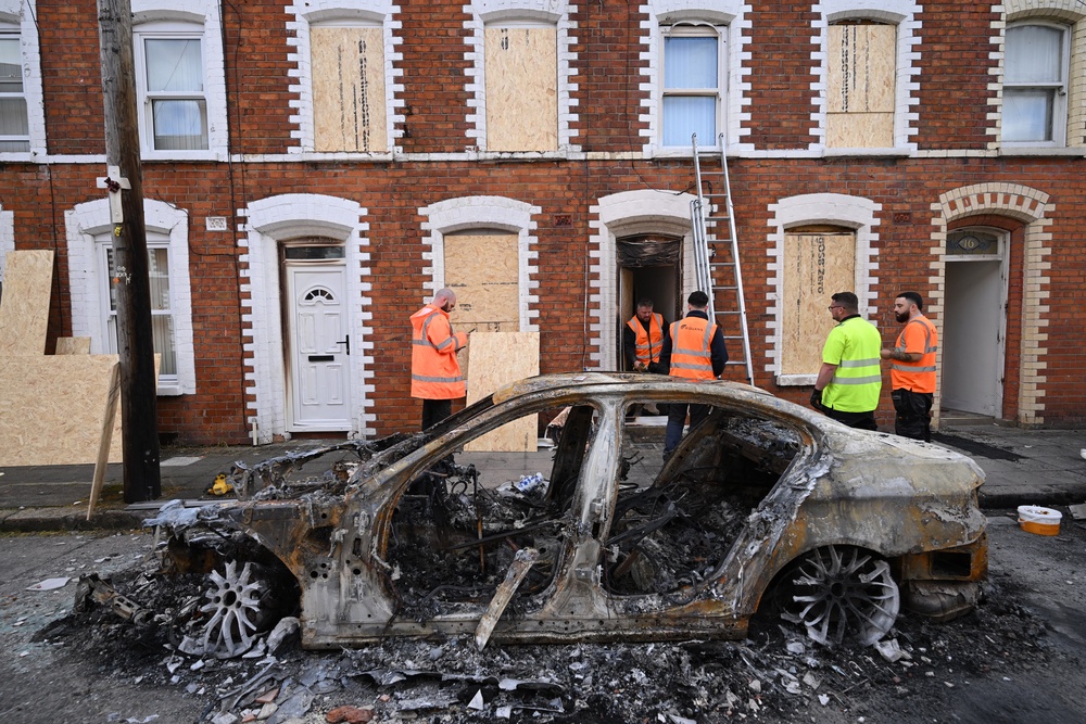 Image from: Belfast riots latest: Violence erupts for second night as knife attack victim’s family left ‘feeling disgusted’