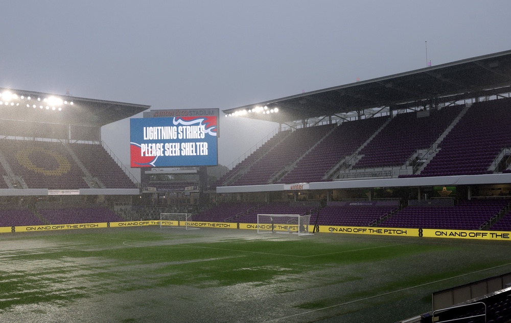 Fans have been warned to take shelter (The FA via Getty Images)