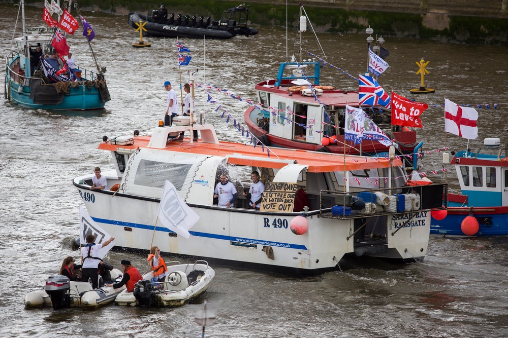 A vessel from the ‘Fishing for Leave’ campaign group sprays boats from the ‘In’ campaign with water during a flotilla on the Thames on 15 June, 2016 (Getty)