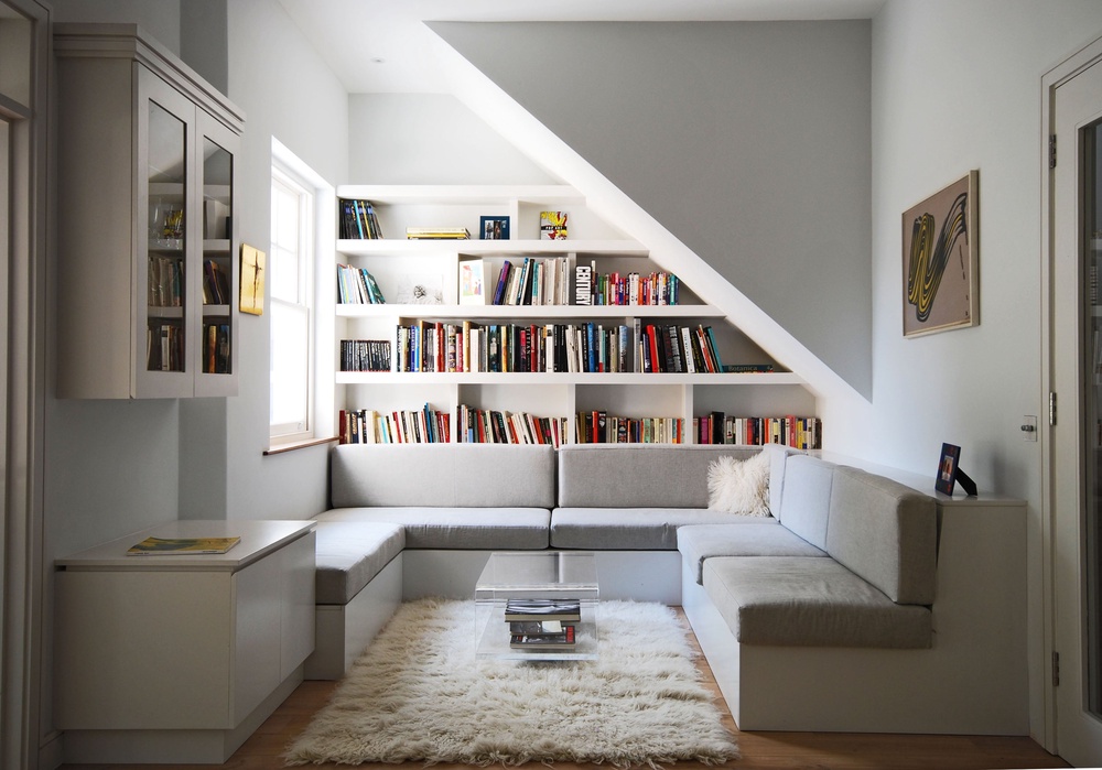 A built-in bookcase and relaxed seating area turn this living space into an inviting reading retreat, creating a quiet spot to switch off (Alex Find