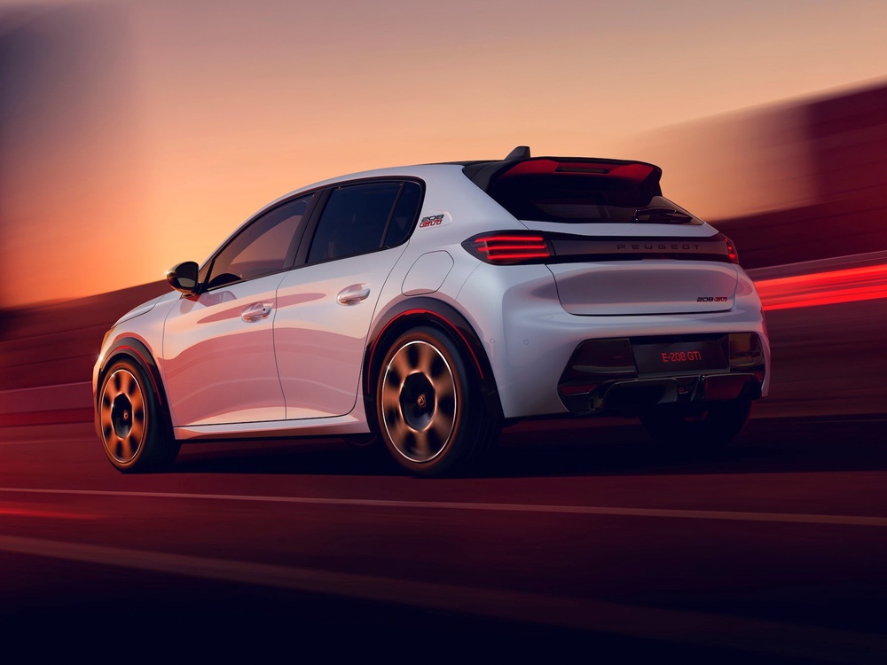 The E-208 GTi gets a beefed up look including a new version of the famous “holed” wheels of the 205 GT (Peugeot)