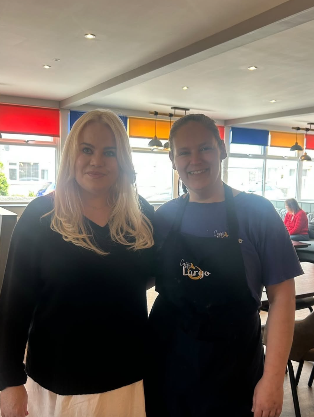 Duffy posing with a staff member at the cafe (Caffi Largo/Facebook)
