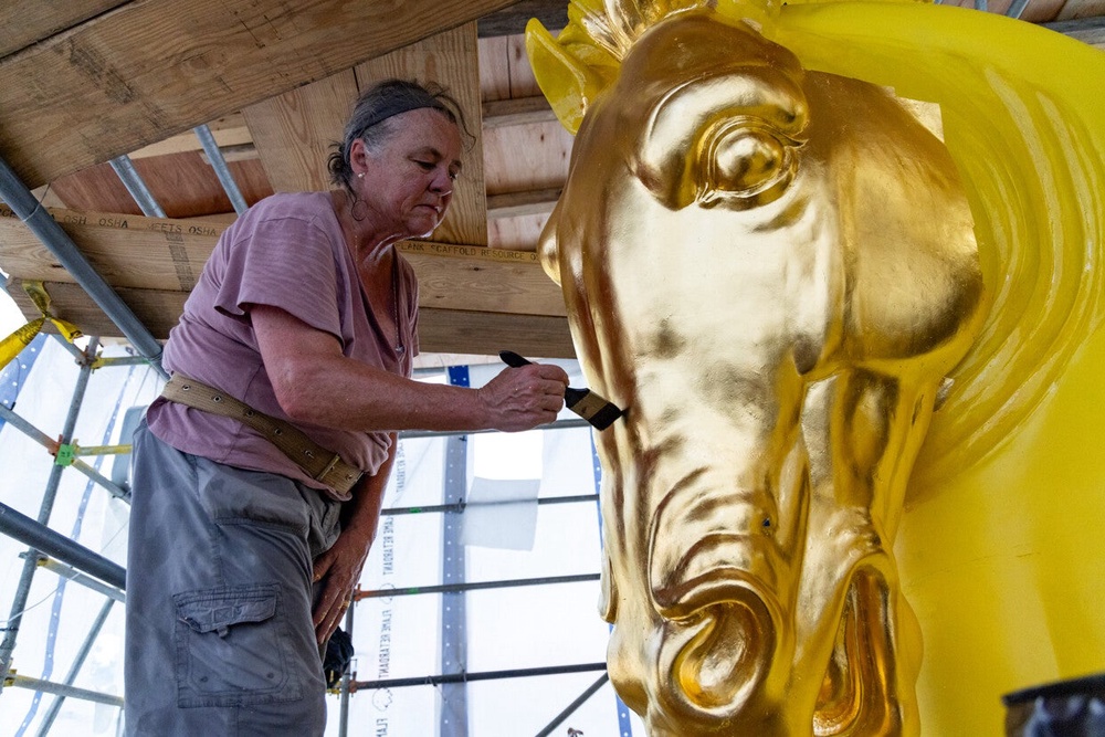 The administration reportedly gave out a $5 million contract to apply gilding to the Arts of War statue near the Lincoln Memorial and the site of the president’s proposed victory arch (Donald Trump)