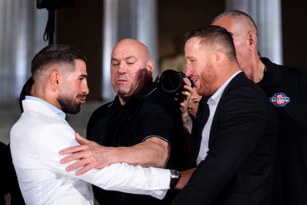 Topuria shoving Gaethje ahead of their fight at the White House (Getty)