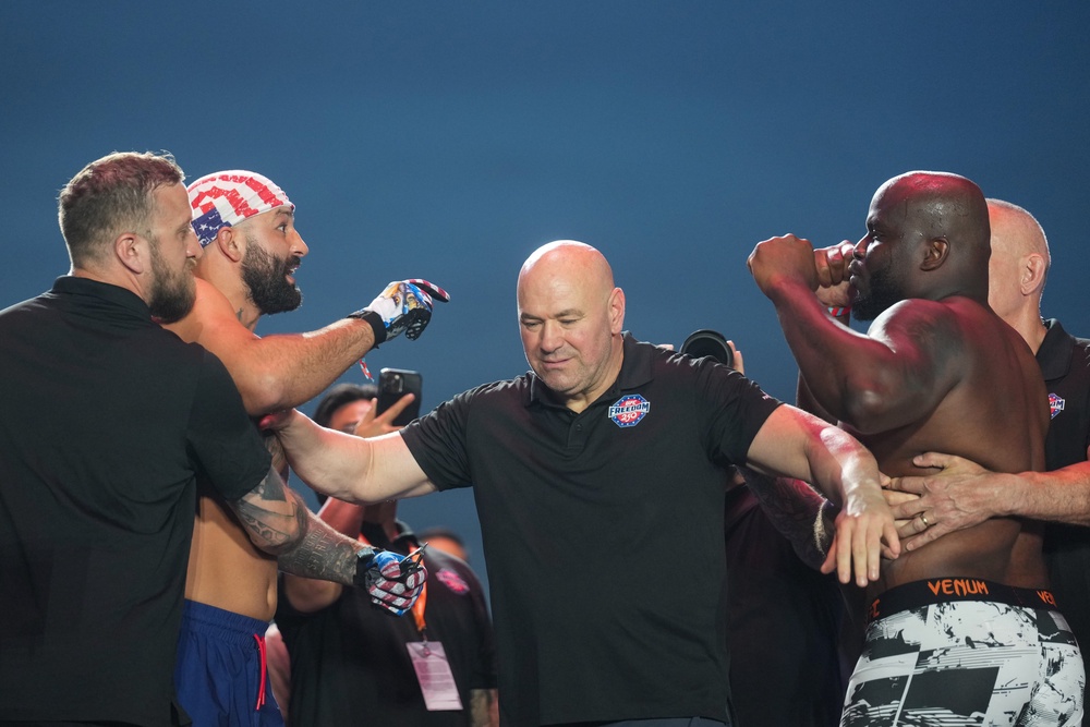 Josh Hokit (second-left) chirping at Derrick Lewis (Getty)