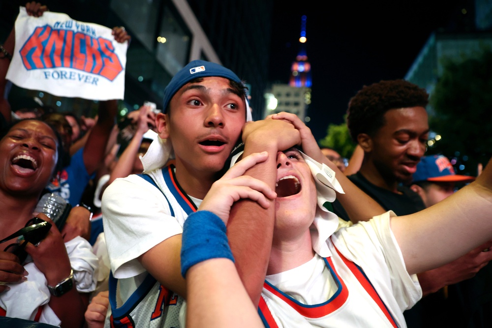 Knicks fans celebrate the championship (AP)