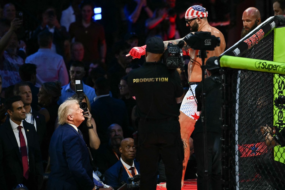 Hokit gave Donald Trump his chain after the fight (AFP/Getty)