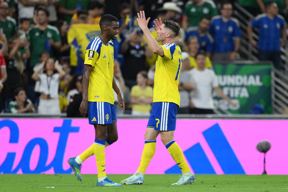 Viktor Gyokeres and Alexander Isak celebrate (Getty)