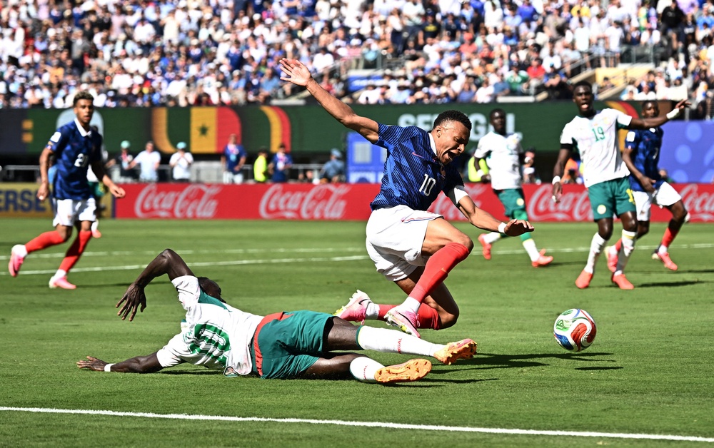 Sadio Mane slides in on Kylian Mbappe without touching the ball (Reuters)