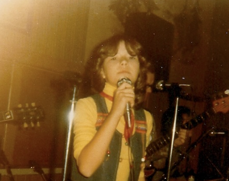 Shania Twain during one of her early performances (Instagram/Shania Twain)