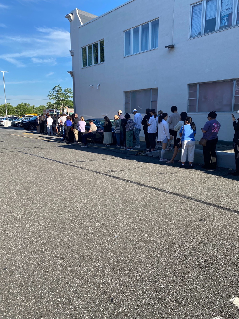 Trader Joe’s shoppers stood in the shade as they waited for the doors to open at 8.a.m. (The Independent / Rachel Dobkin)