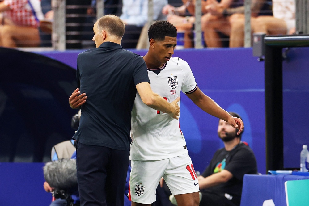 Bellingham of England hugs Thomas Tuchel (Getty)