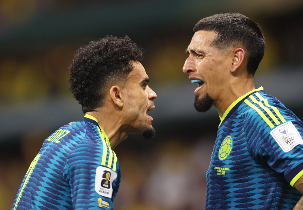 Daniel Munoz of Colombia celebrates with teammate Luis Diaz (Getty)