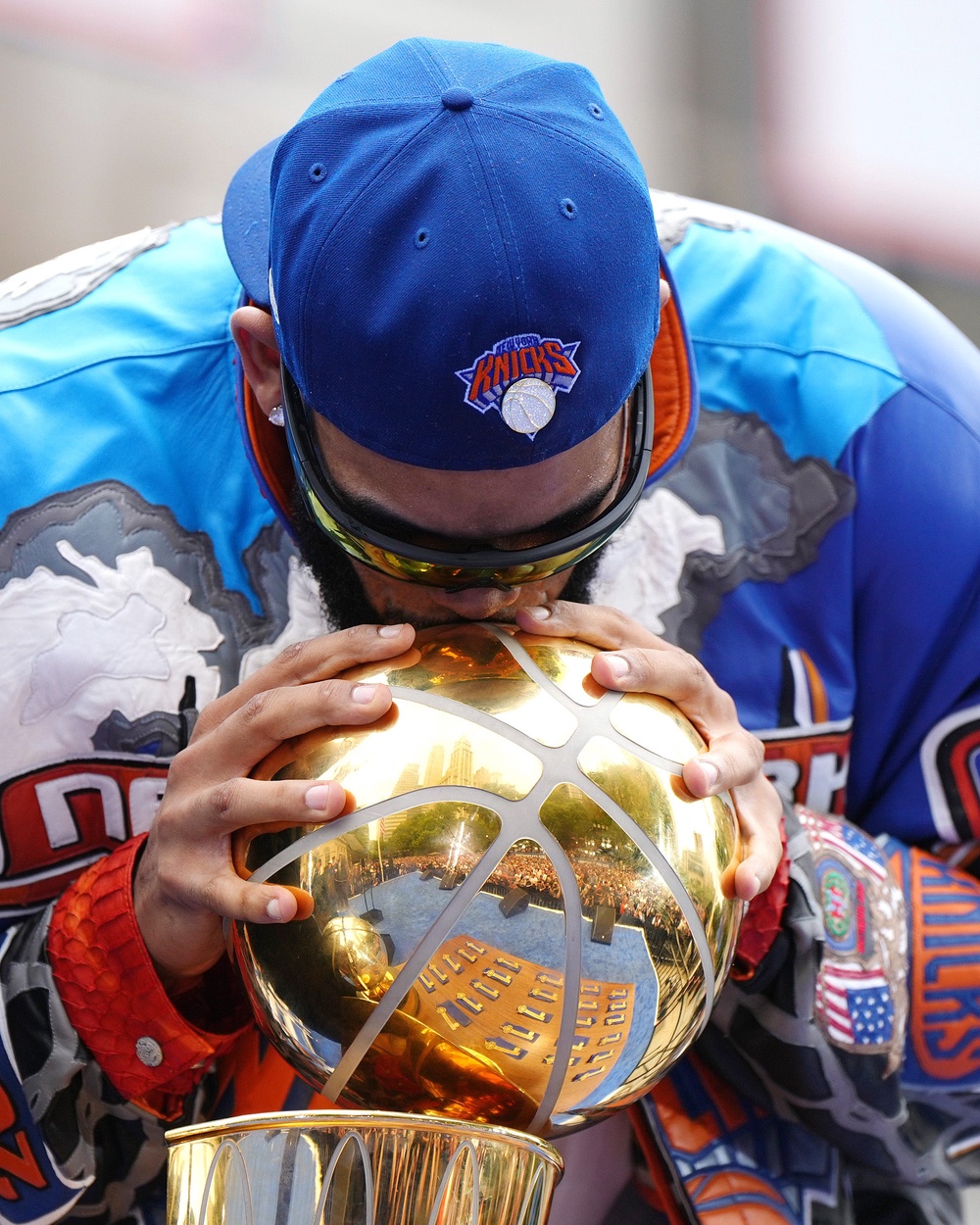 Anthony Towns kisses the Larry O'Brien Championship Trophy during the parade (Getty Images)