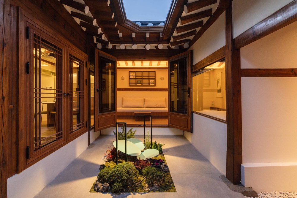 The miniature garden in a rental hanok in Seoul (Butler Lee)