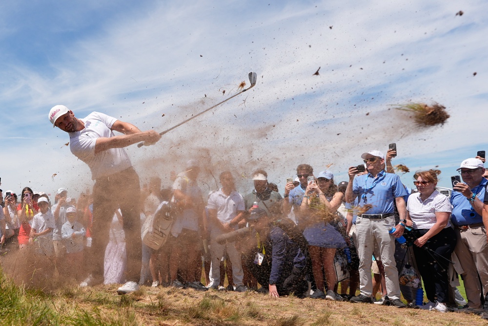 Wyndham Clark hits from the rough (David J. Phillip/AP) (AP)