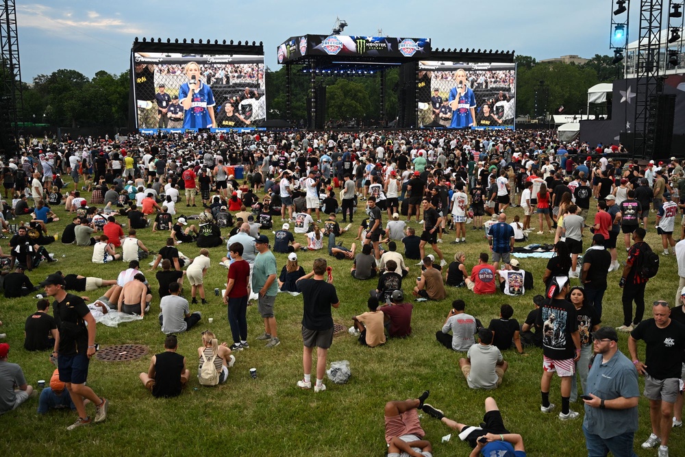 The UFC previously said it expected about 85,000 fans to gather outside of the White House perimeter to watch on big screens (AFP via Getty Images)