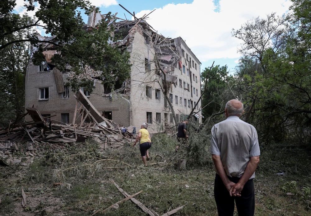 Residents inspect a damaged apartment building hit by Russian military strike, amid Russia's attack on Ukraine, in the frontline city of Sloviansk in Donetsk region, Ukraine 21 June 2026 (Reuters)
