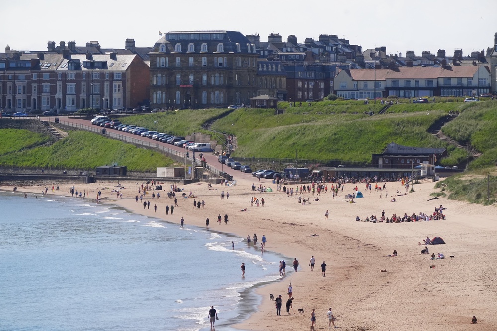 Image from: UK heatwave live: Extreme 40C heat could break weather records as schools announce plans to close early