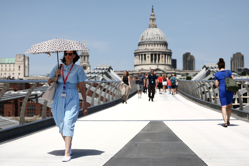 Image from: UK heatwave latest: Rare red extreme heat warning looms with rail alerts, schools shut and hosepipes banned