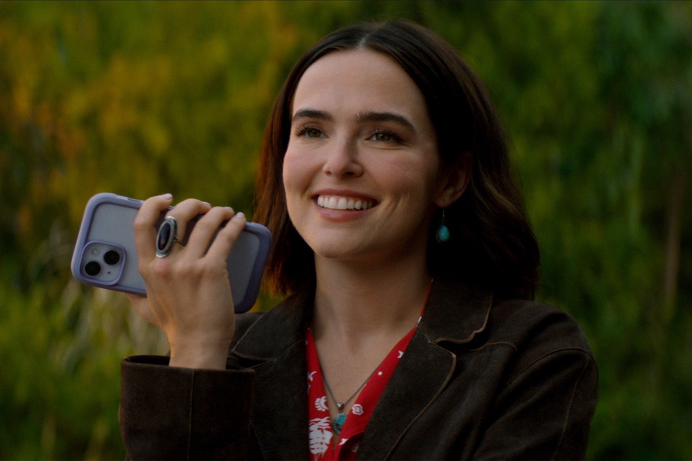 Zoey Deutch leads 'Voicemails for Isabelle' as Jill, an aspiring baker grieving the death of her younger sister (Netflix)