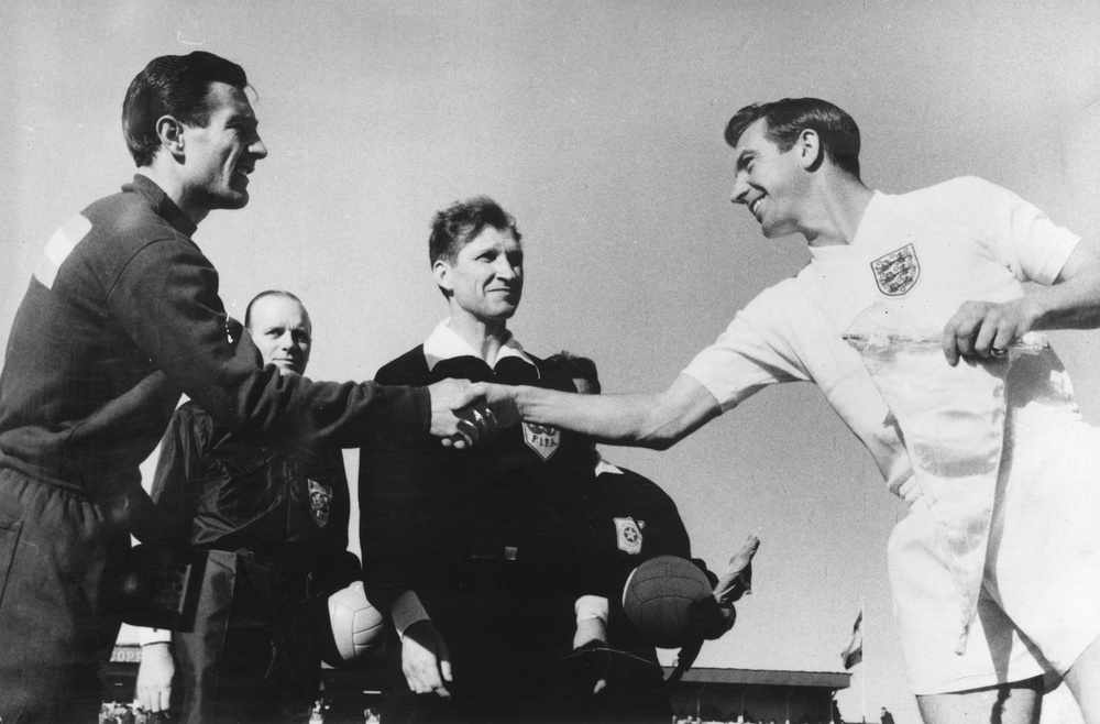 Ruben Navarro and Johnny Haynes, 7th June, 1962 in Rancagua, Chile (Getty Images)