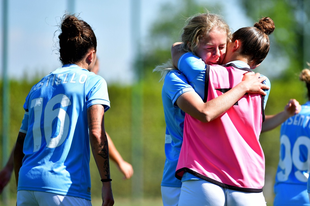 Gothberg celebrates with her Lazio teammates (Getty)