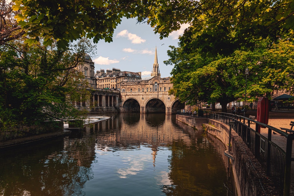 Bath's Pulteney Bridge sits over the River Avon (Getty/iStock)