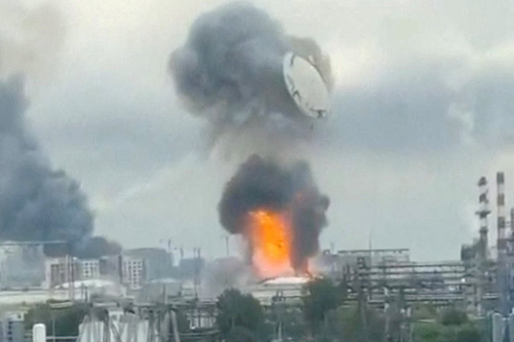 The ceiling of a Moscow oil refinery was blown clean off by Ukrainian drone attack (Social media)