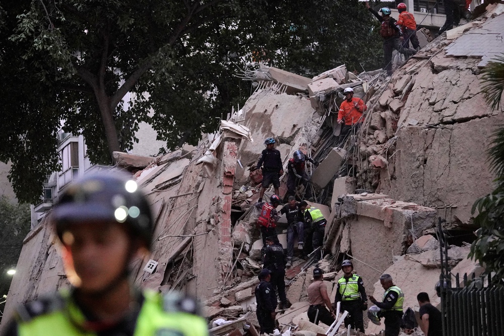 People evacuated swaying buildings in Caracas and remained outside (Manaure Quintero / AFP via Getty Images)