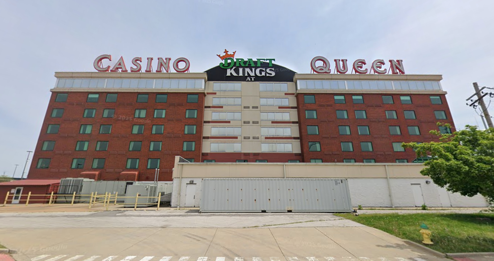 Dane Miller's lawsuit names DraftKings and Casino Queen Inc., the online sportsbook's brick-and-mortar partner in Illinois, as defendants. The 32-year-old claims the site used underhanded tactics to manipulate him into blowing through more than $2 million (Google Maps)