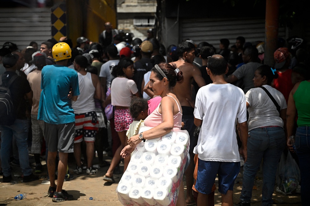 Residents gather outside a closed storefront in the aftermath of an earthquake in Catia La Mar (AFP/Getty)