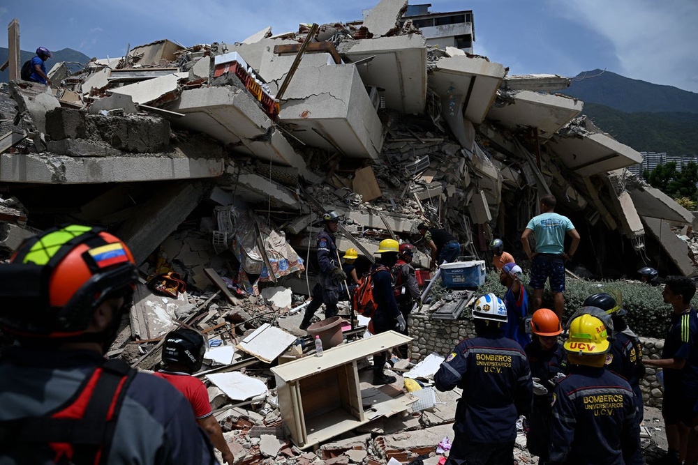 Image from: Venezuela earthquake latest: Death toll soars to 235 with 4,300 injured as crews continue rescues