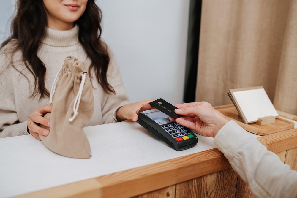 We spoke with experts to explain cashback (Alamy/PA) (Alamy/PA)