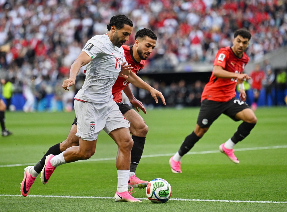 Iran's Saman Ghoddos in action with Egypt's Mohamed Abdelmoniem (Reuters)