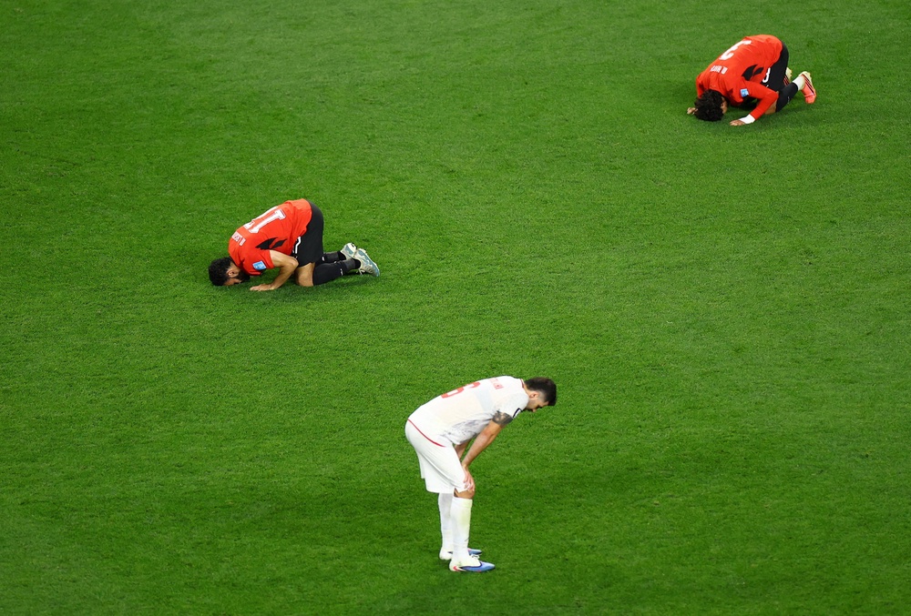 Egypt's Mohanad Lashin and Egypt's Mohamed Hany celebrate as Iran's Saeid Ezatolahi looks dejected after the match (Reuters)