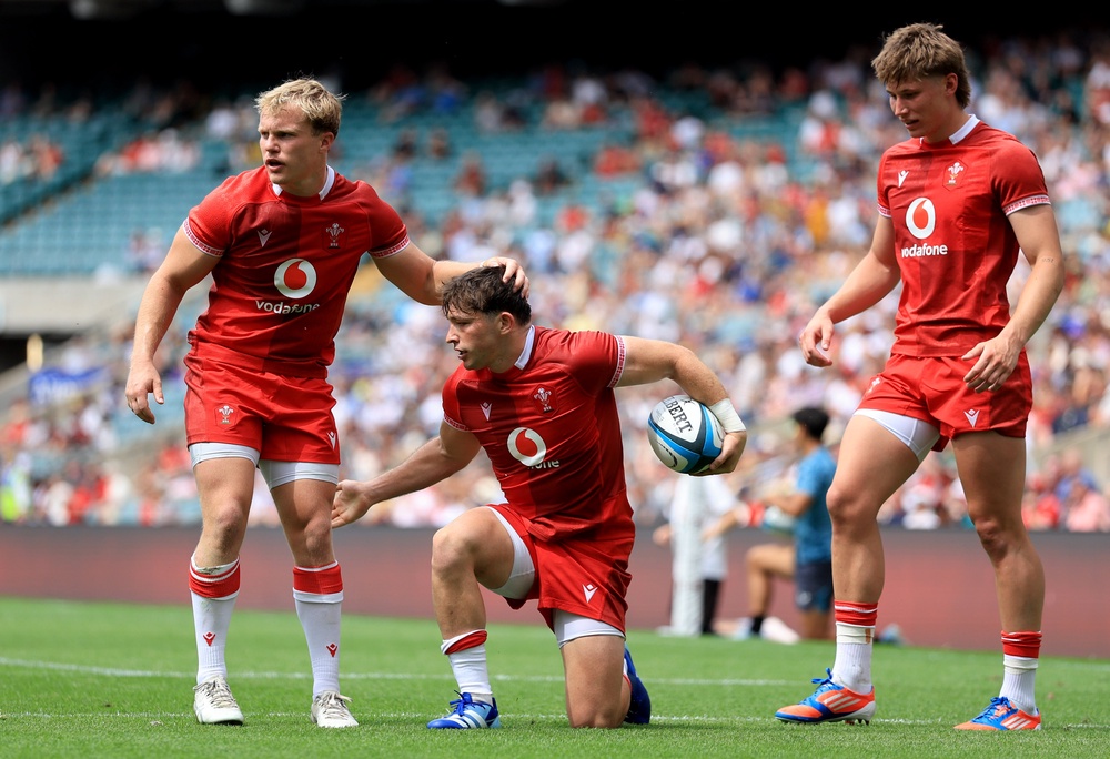 Dan Edwards (centre) contributed 14 points as Wales beat Barbarians (PA)