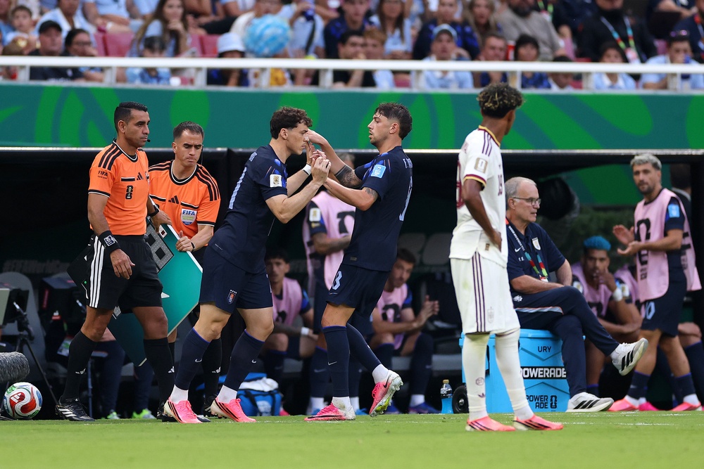Federico Valverde comes off with Marcelo Bielsa looking on (Getty)