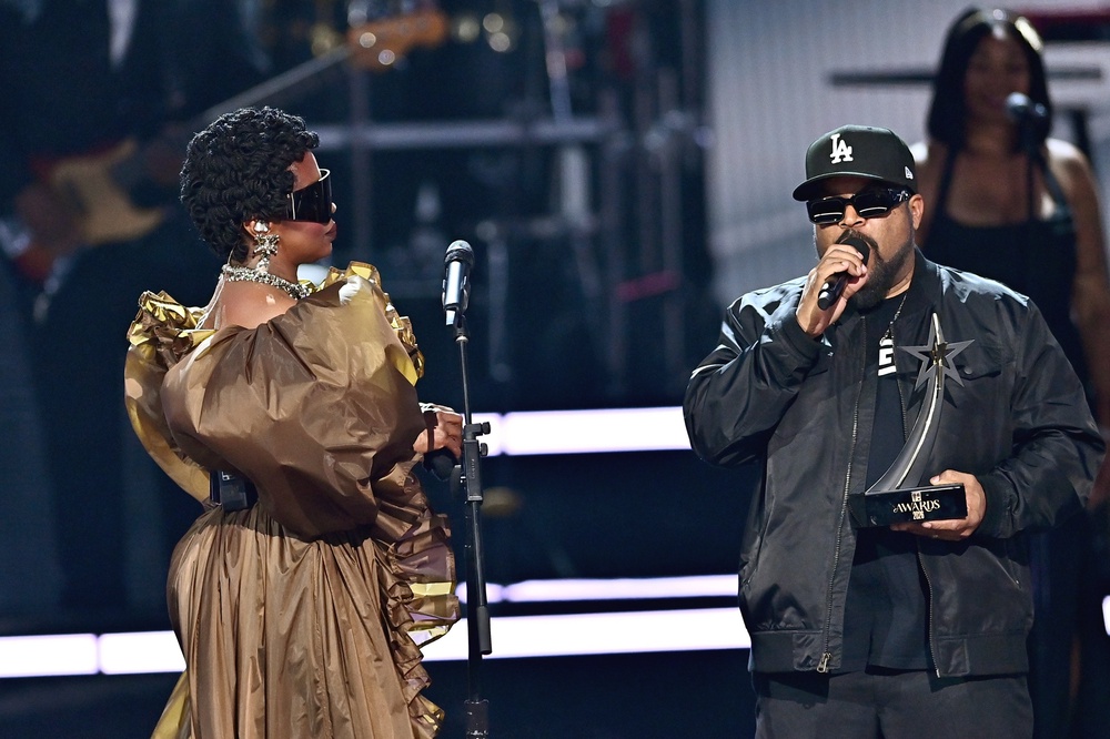 Lauryn Hill accepts the Living Legend Icon Award from Ice Cube (Getty)